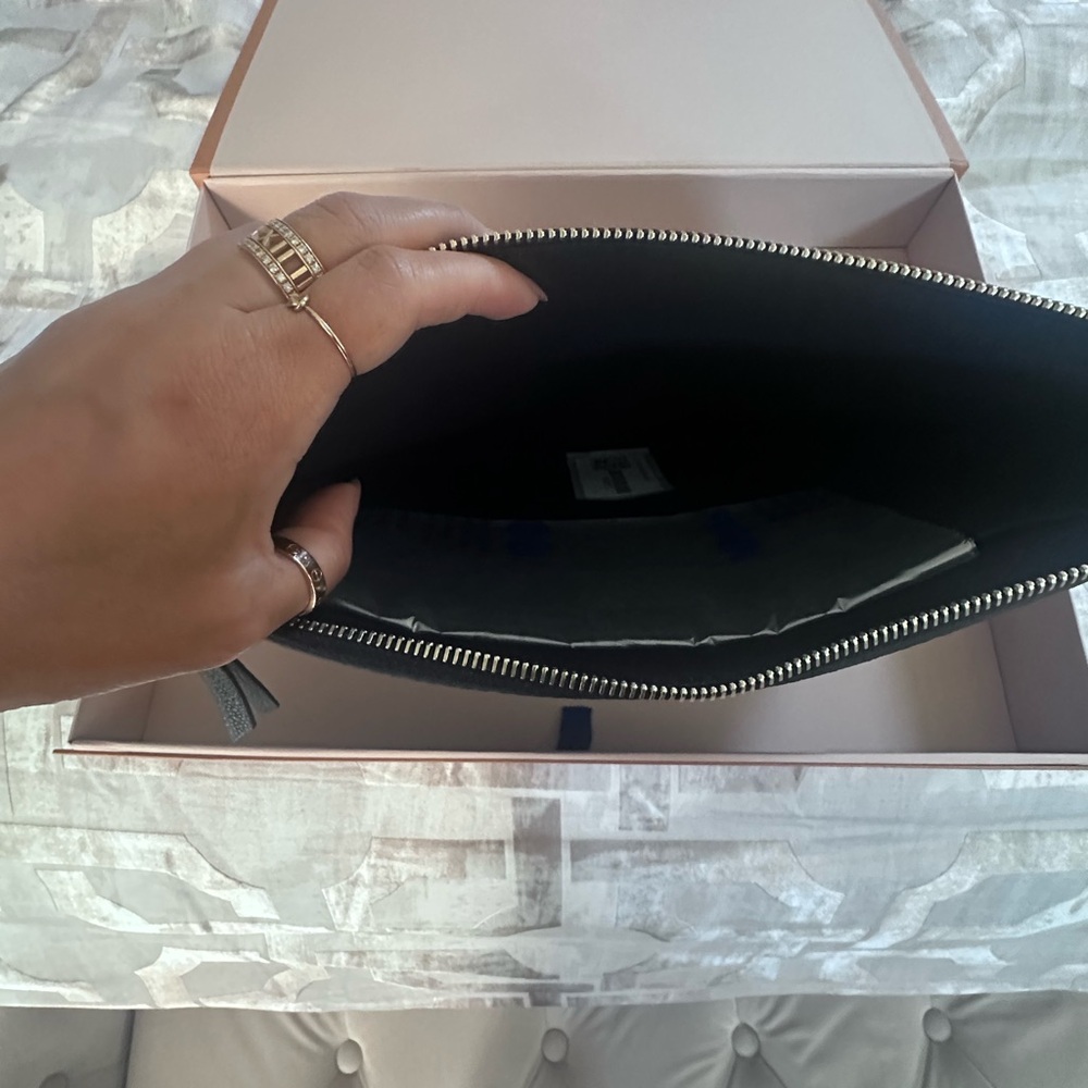 LV daily pouch